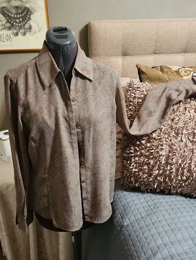 Van Heusen Brown, Light Brown & Gold. Button-Down Long Sleeve Blouse